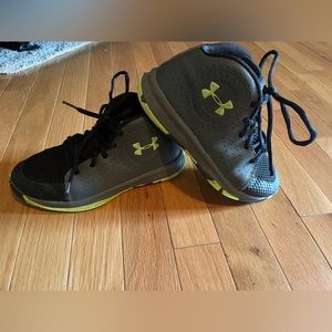 Nice pair of size 2 kids under Armour basketball shoes.